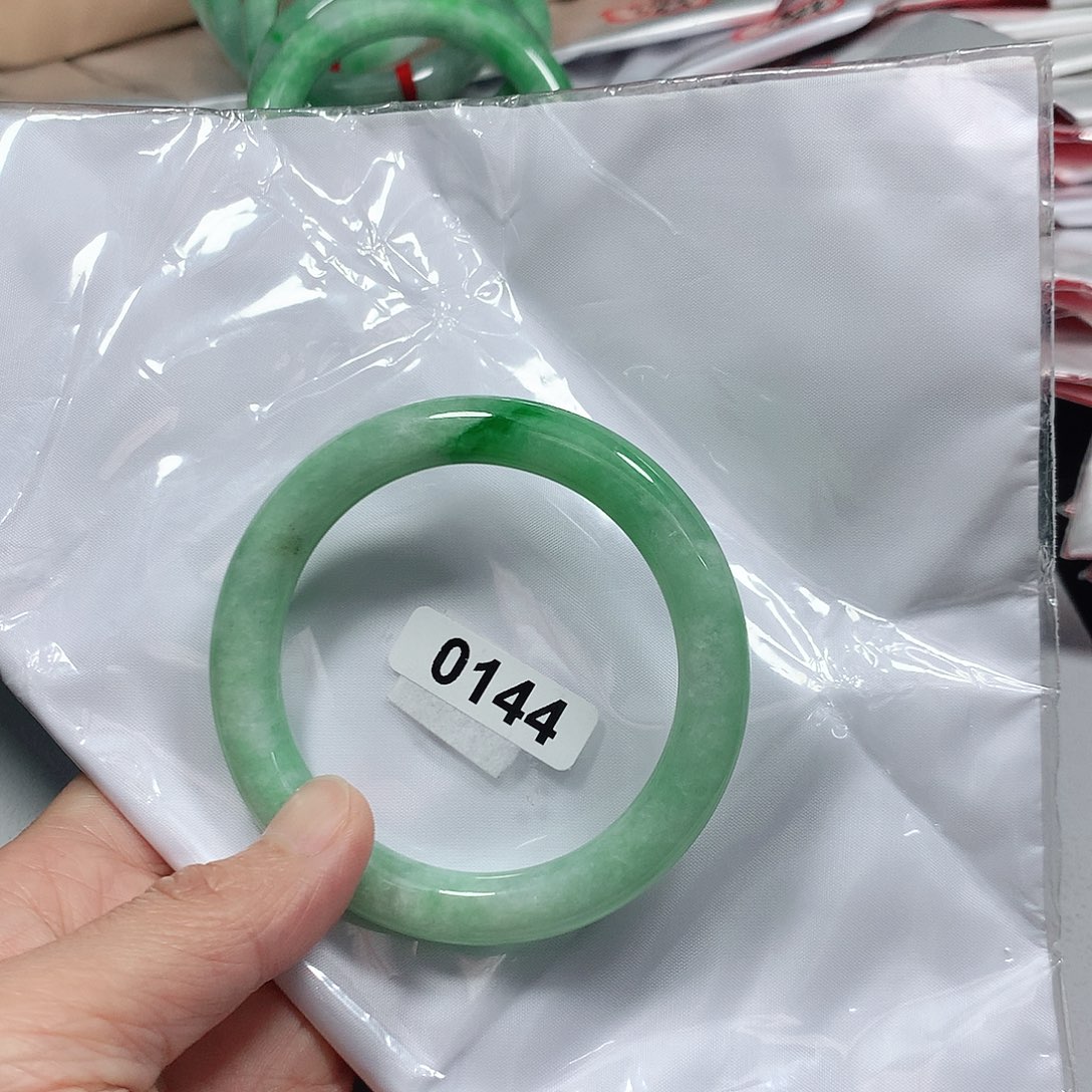 翡翠手镯未镶嵌天然缅甸A货翡翠手镯