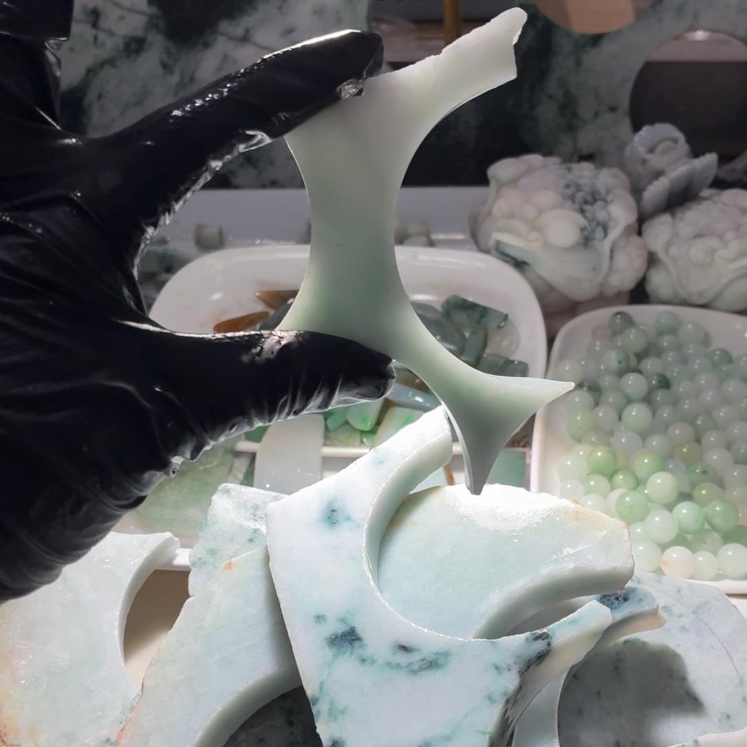 翡翠未镶嵌颈饰边角料