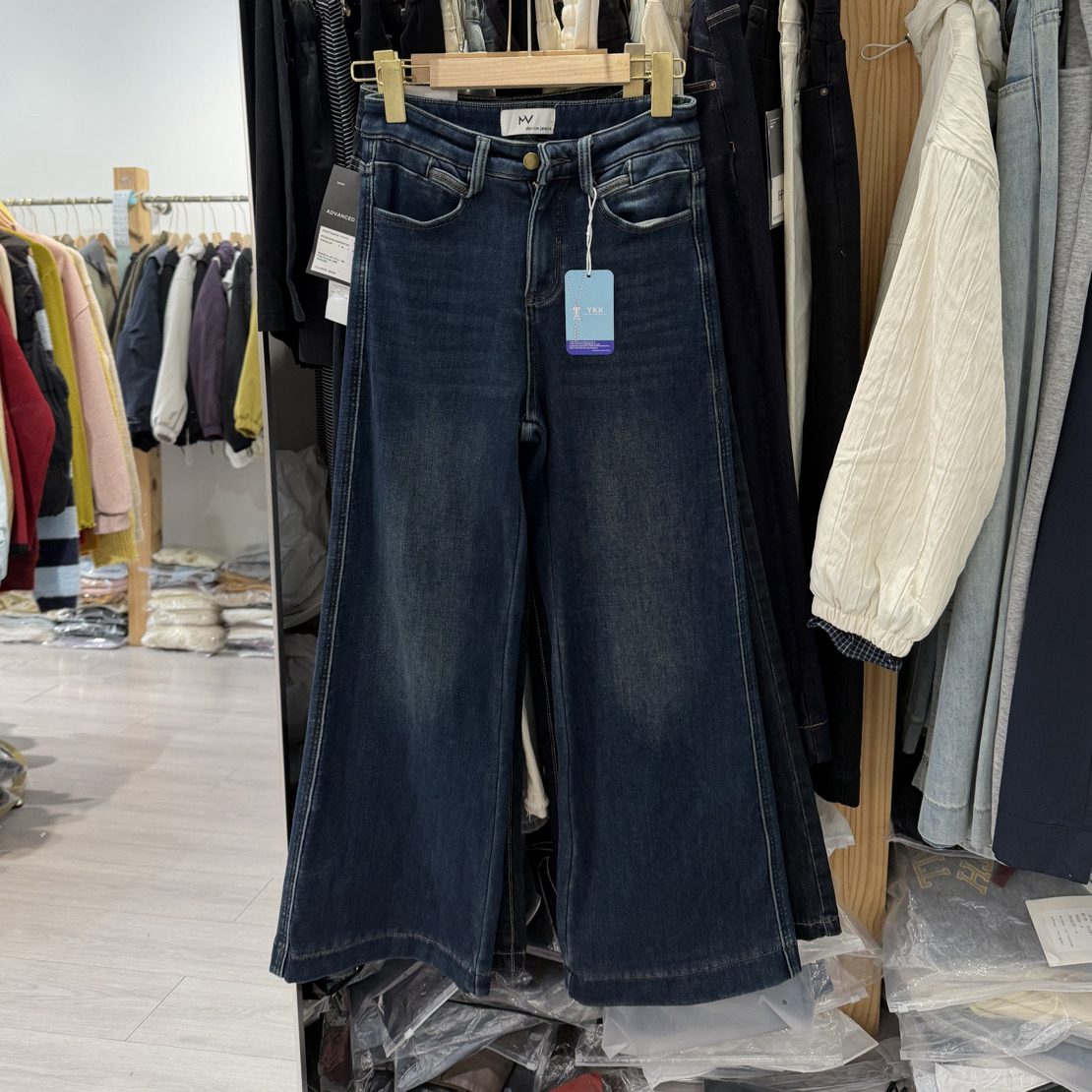 巨好看冬季新款加绒高腰显瘦百搭复古水洗蓝微喇牛仔裤