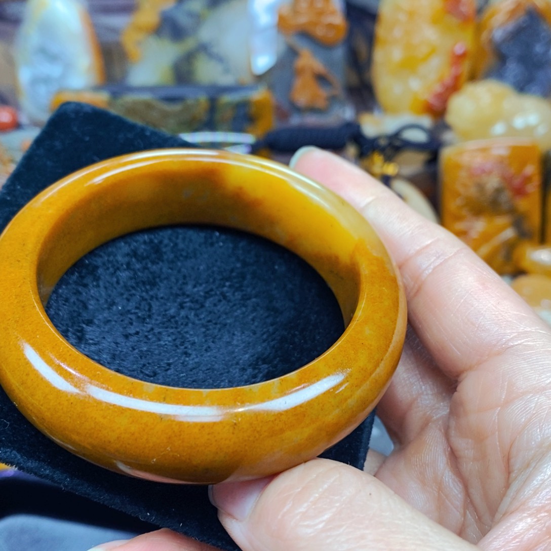 未镶嵌石英质玉（黄龙玉）颈饰