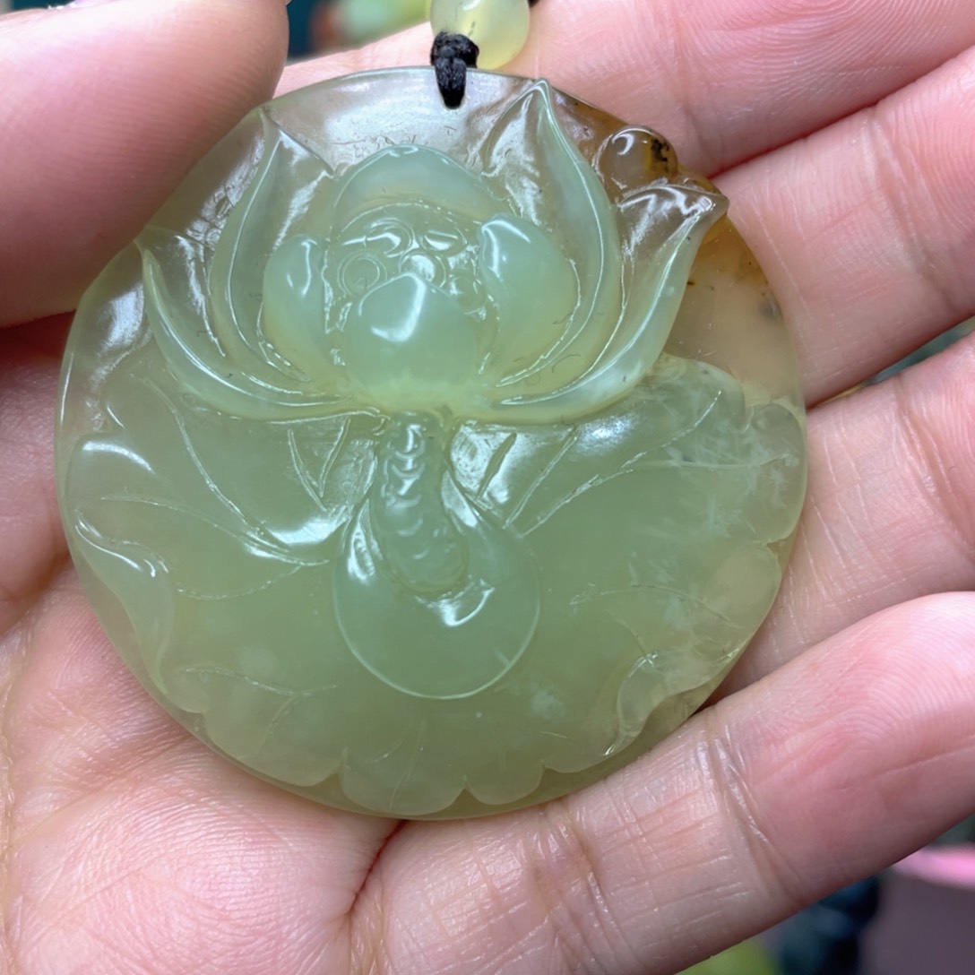 蛇纹石玉颈饰未镶嵌