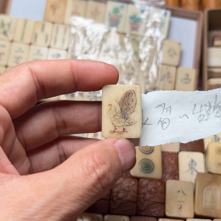 熠***辉实心竹雕刻手把件