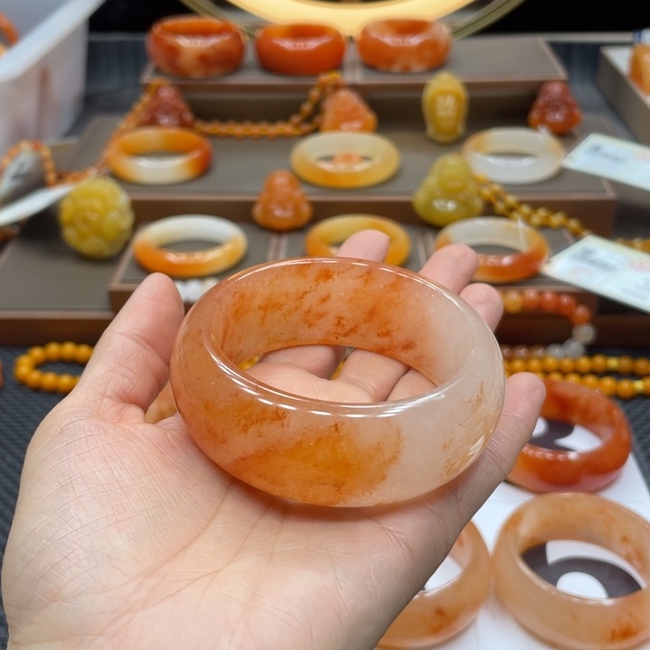 爱***姐石英质玉（黄龙玉）合金手镯