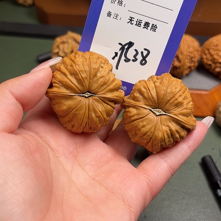 Y***…文玩核桃吊坠文玩38