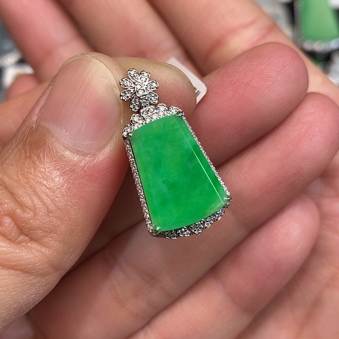 翡翠18K金镶嵌颈饰无事牌