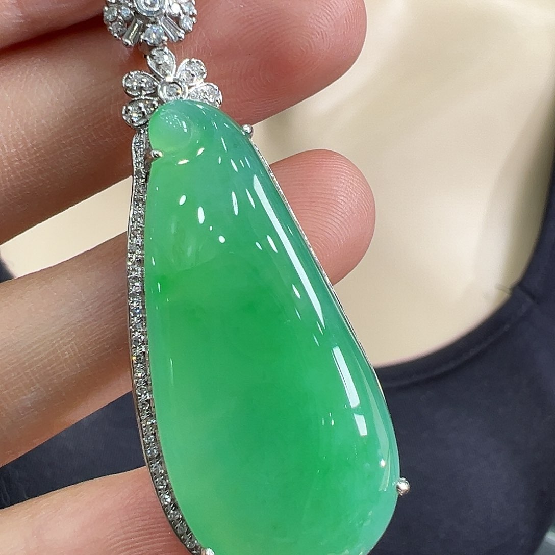 翡翠颈饰18K金镶嵌吊坠