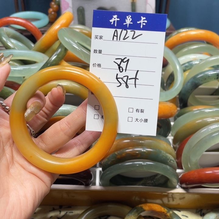 蛇纹石玉手镯未镶嵌开*