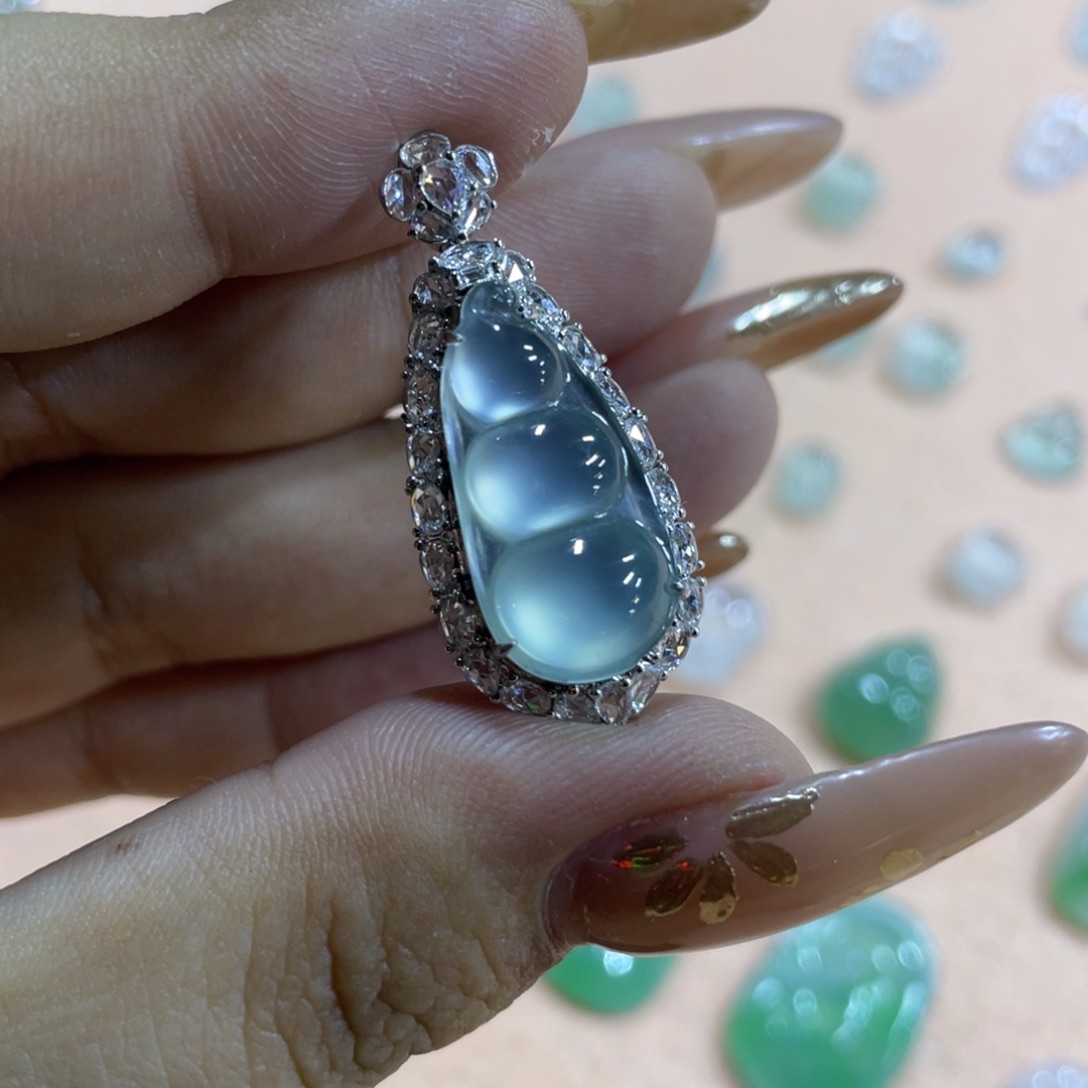 颈饰18K金镶嵌翡翠豆子