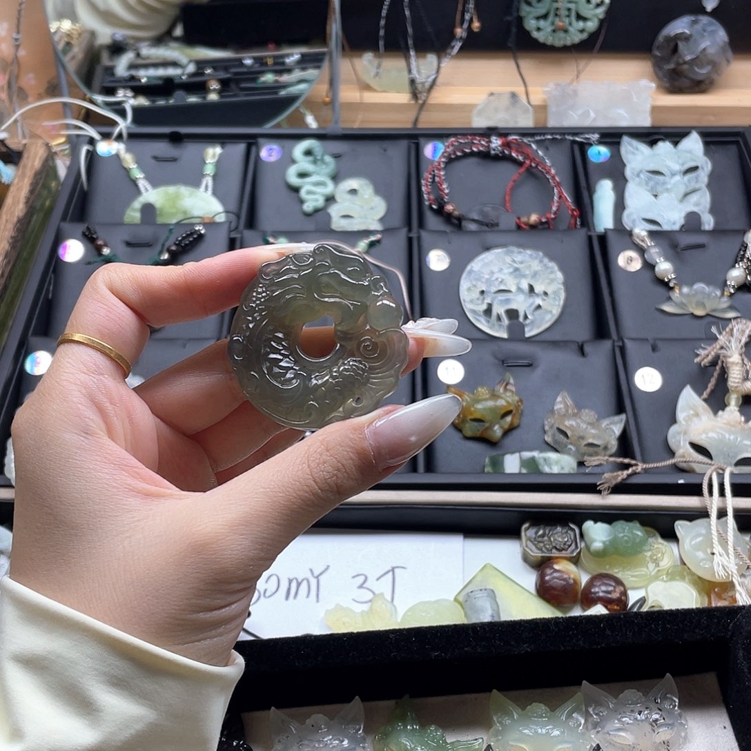 蛇纹石玉未镶嵌颈饰