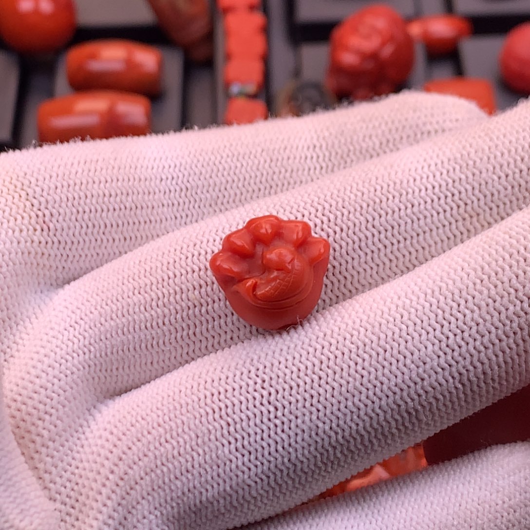 南红玛瑙未镶嵌精工雕刻抓钱手背云14.8mm