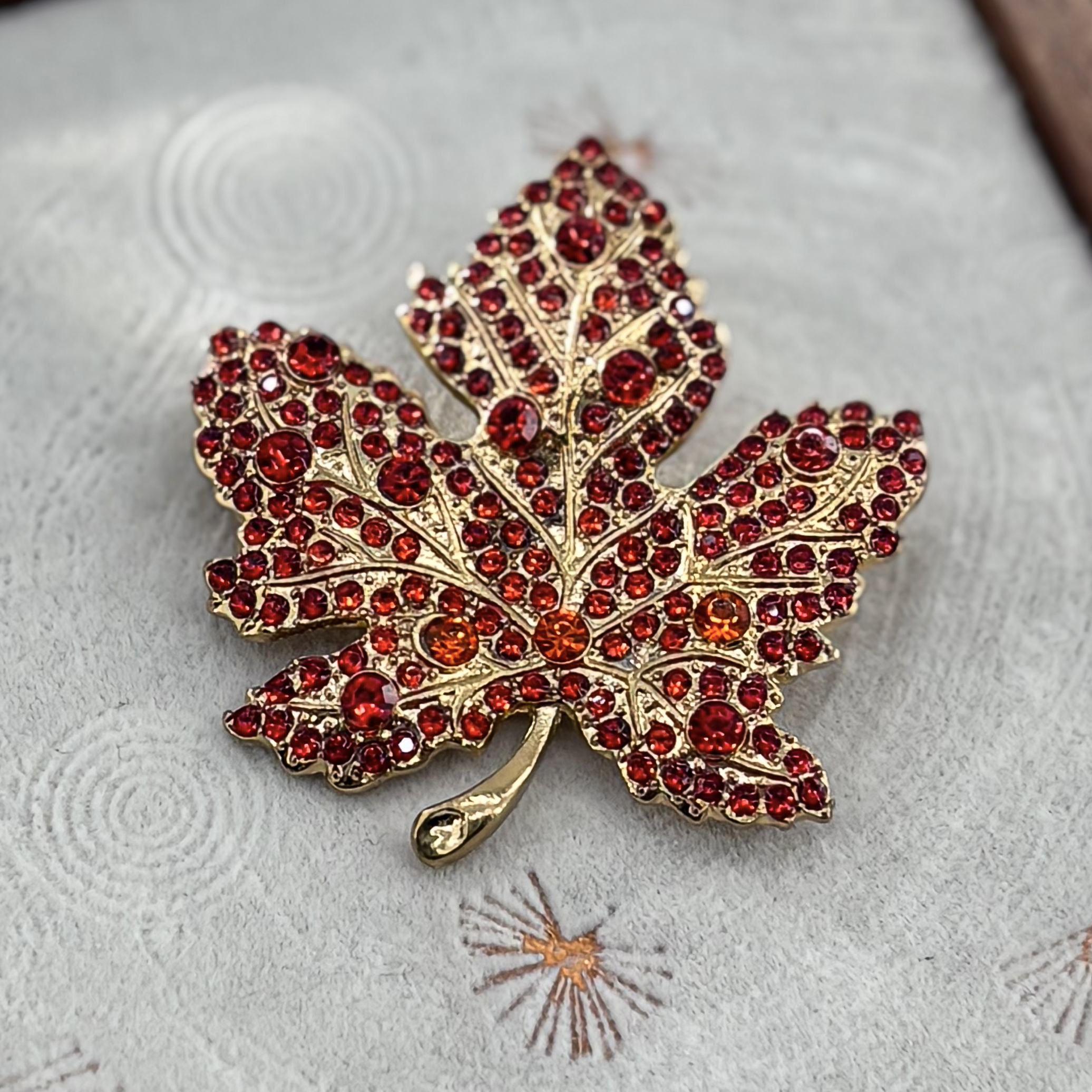 锌合金胸针 3004-红色枫叶胸针（运费险）