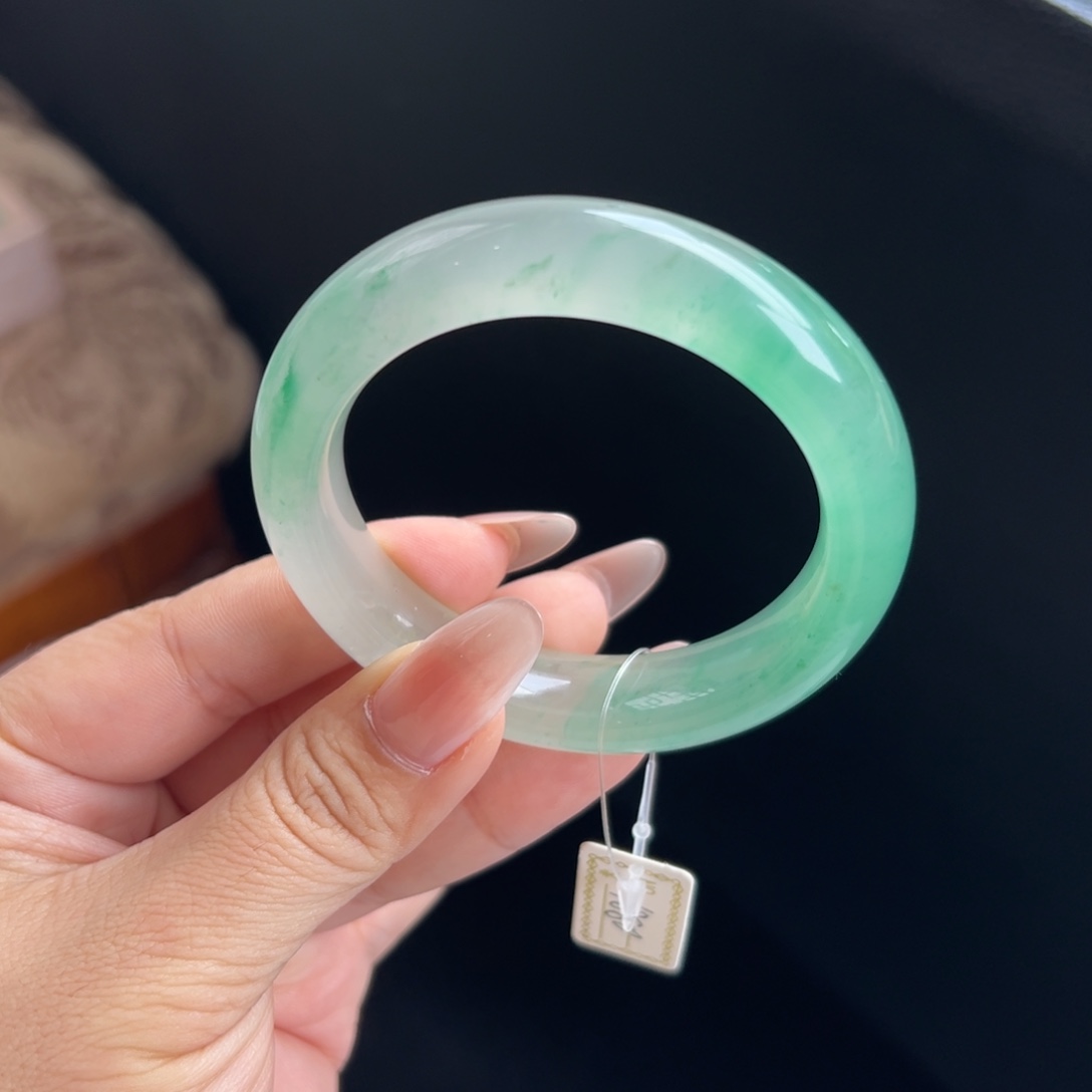 猫***儿石英质玉未镶嵌手镯53.5