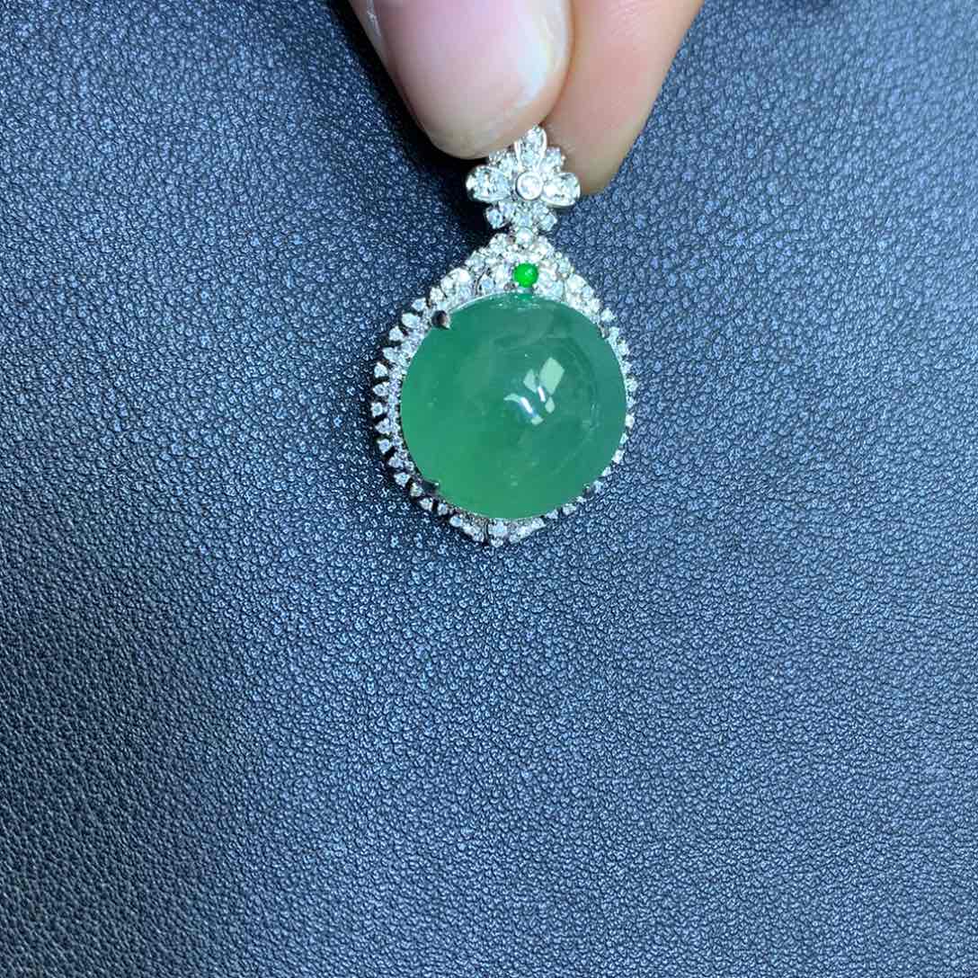 翡翠颈饰18K金镶嵌翡翠