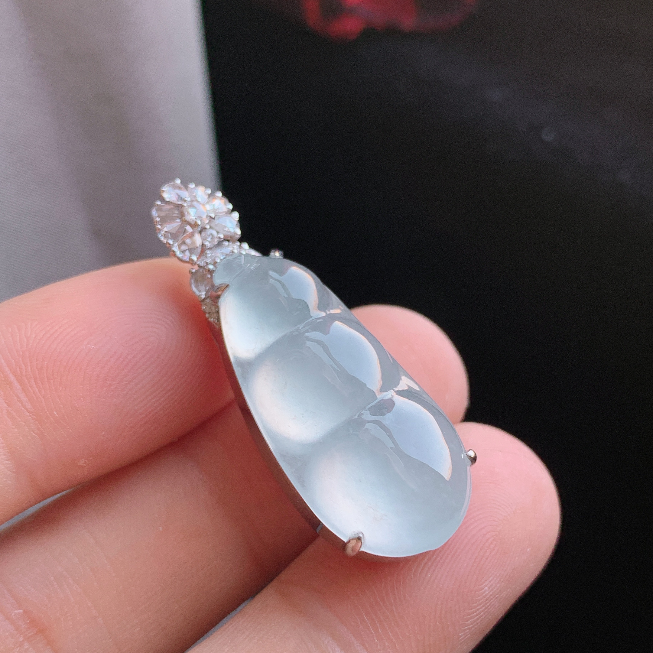 天然a货翡翠高冰福豆镶嵌18k金吊坠吊坠 尺寸裸石30x14.5x6.5mm