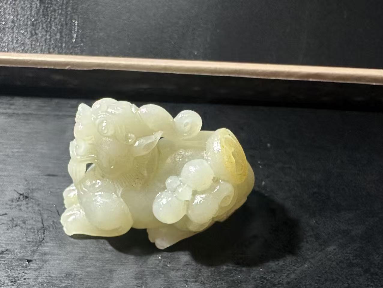 精品籽料手工苏工雕刻和田玉貔貅俏色设计手把挂件