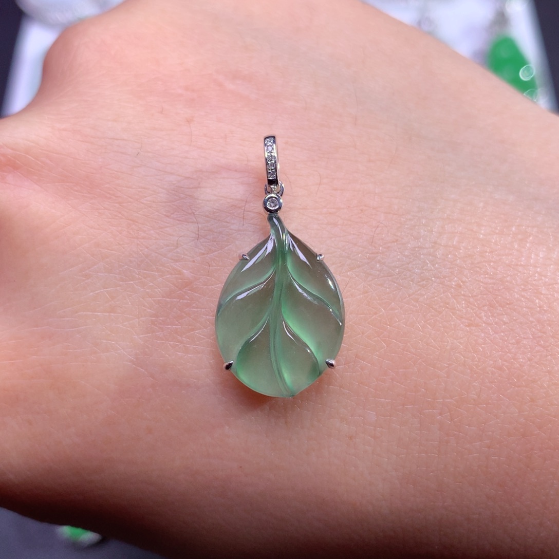 翡翠颈饰18K金镶嵌油柑色随形叶子挂坠