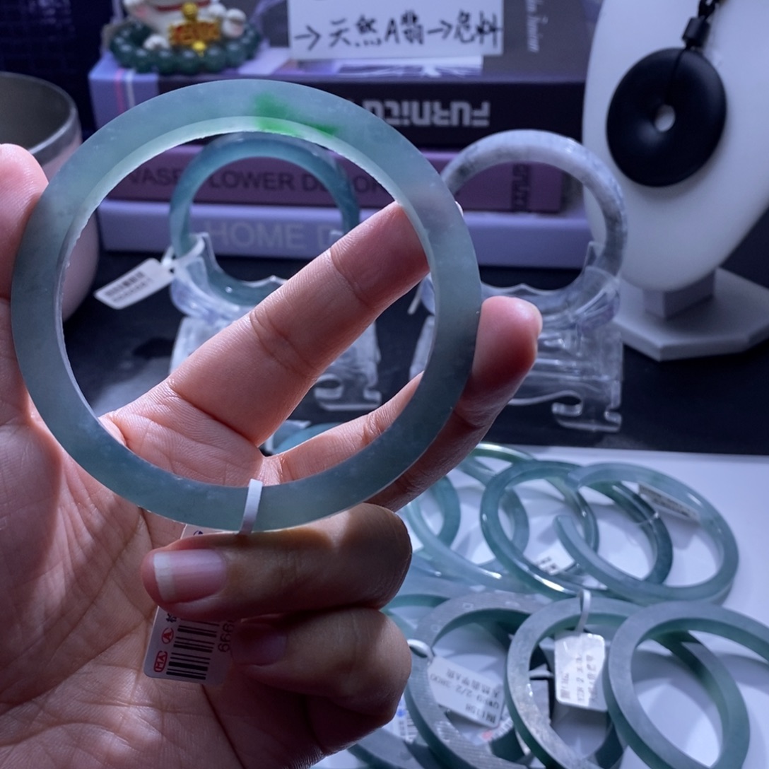 定制翡翠未镶嵌手镯冰蓝水飘阳绿
