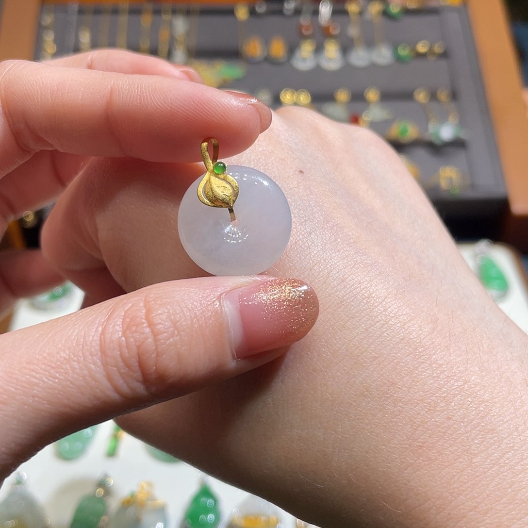 翡翠吊坠(不含链)18K金镶嵌小扣子