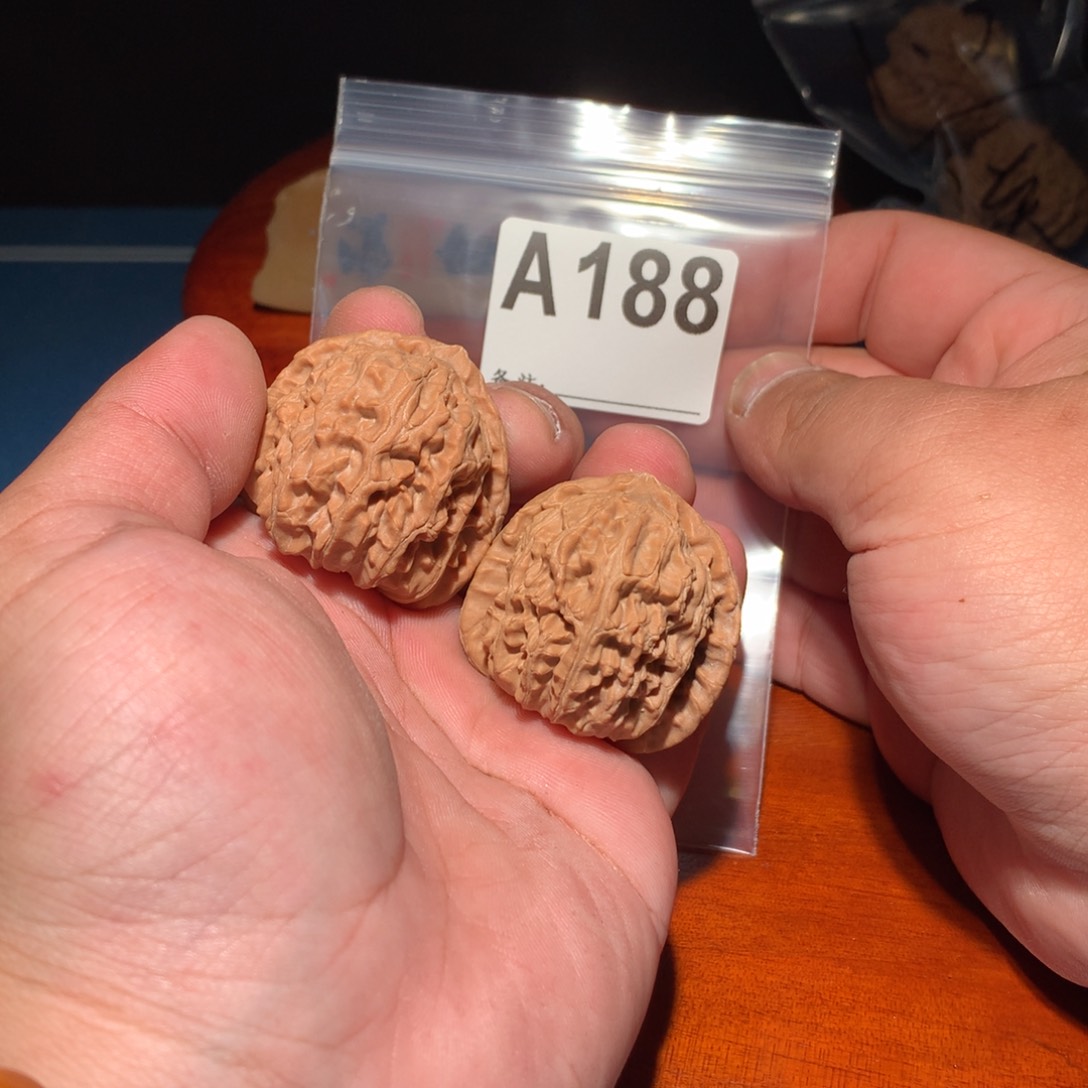 文玩核桃吊坠白狮子188