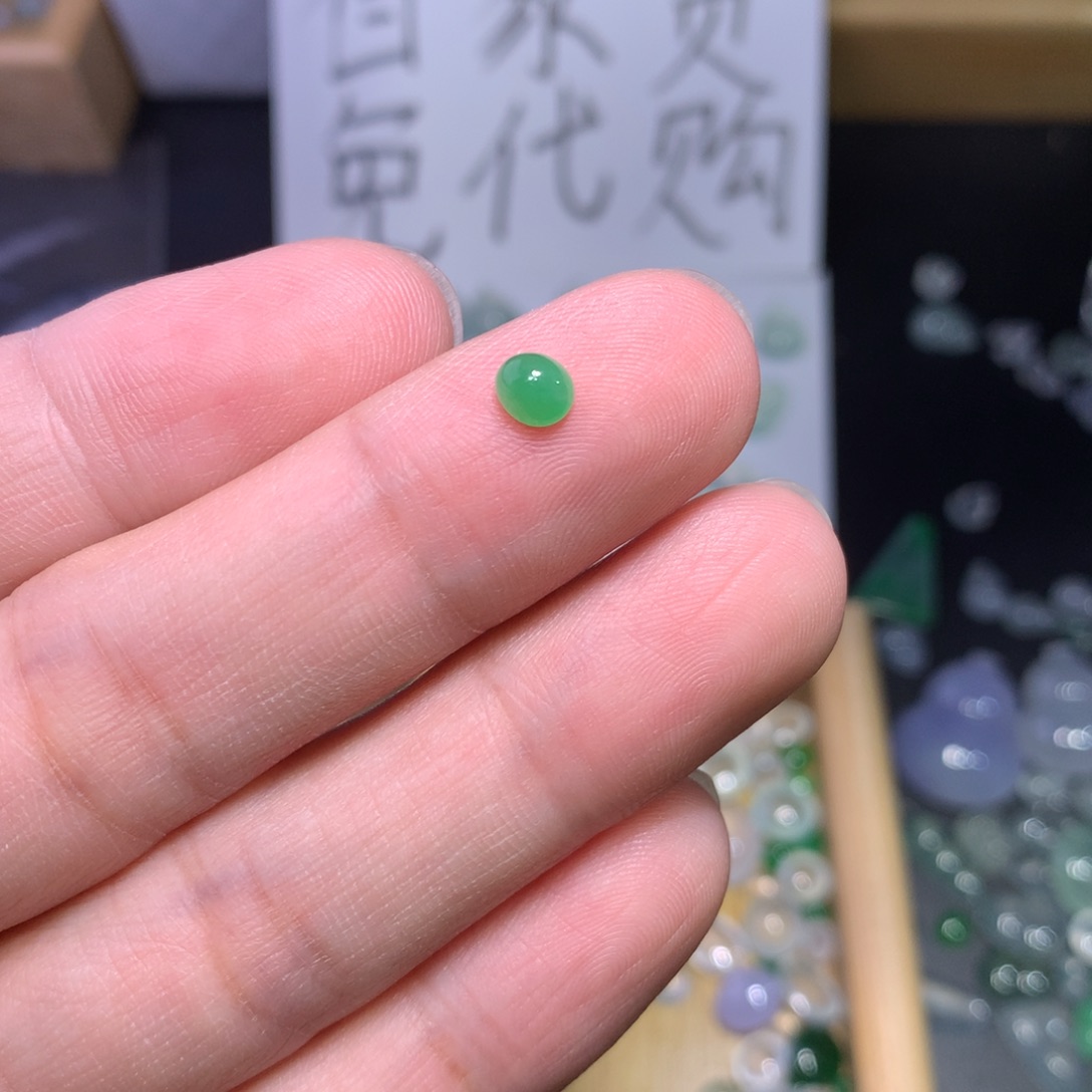 翡翠未镶嵌颈饰绿蛋