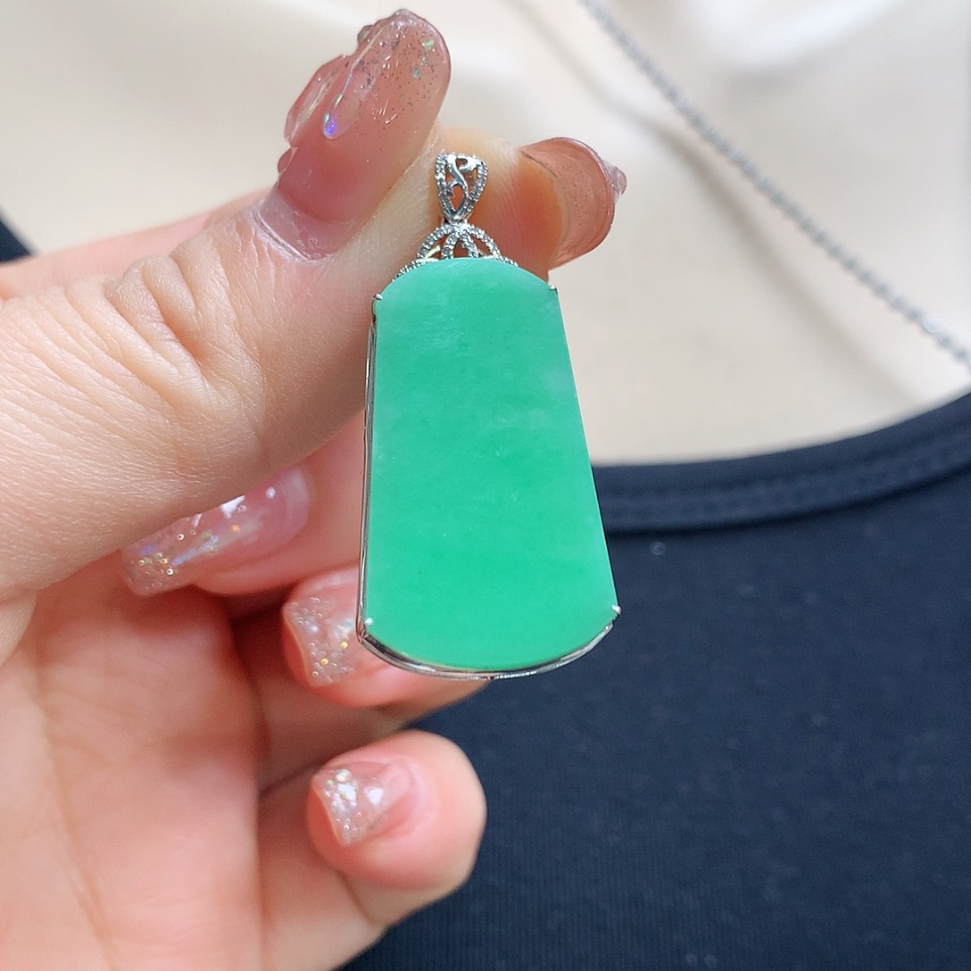 翡翠颈饰18K金镶嵌无事牌