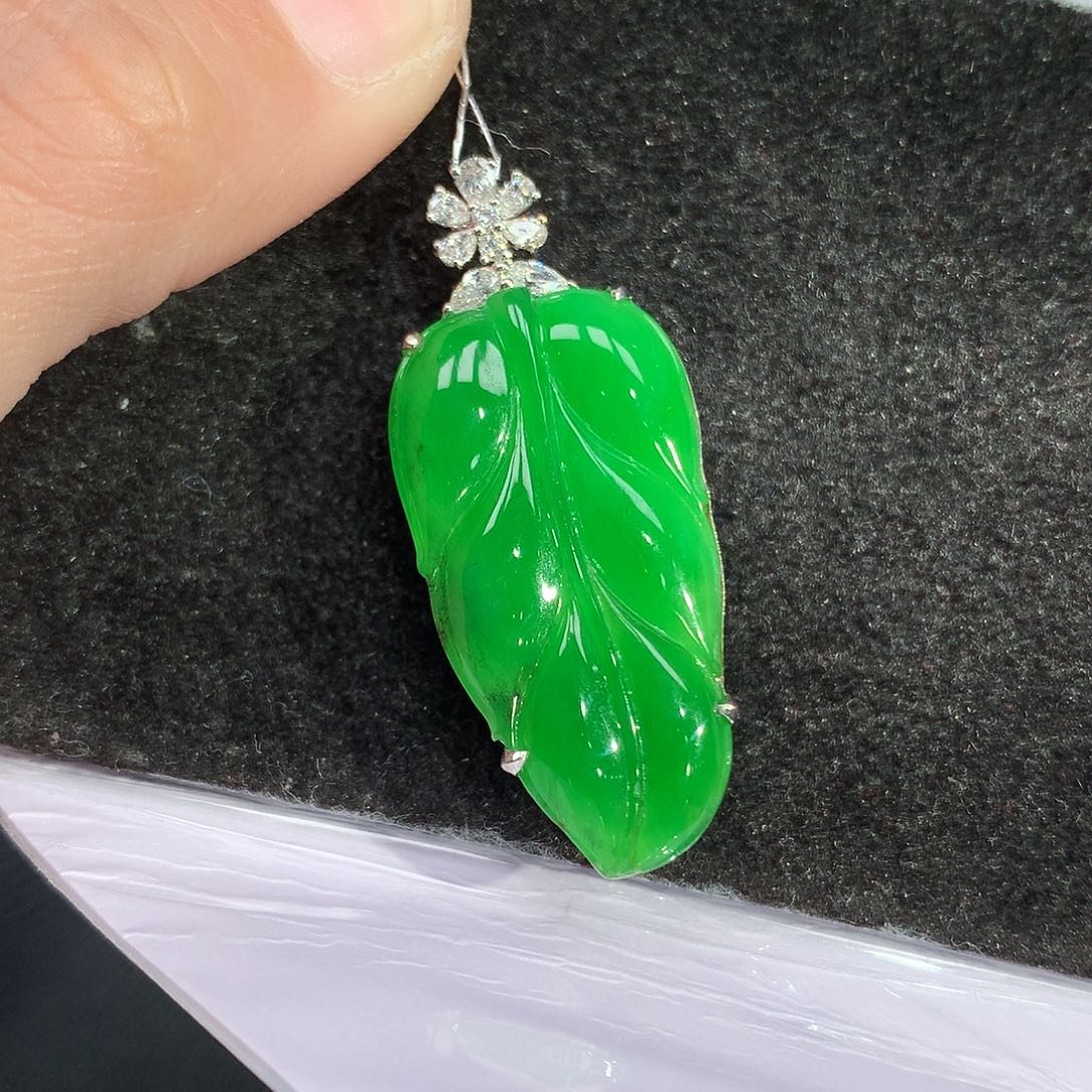 翡翠吊坠(赠链)18K金镶嵌
