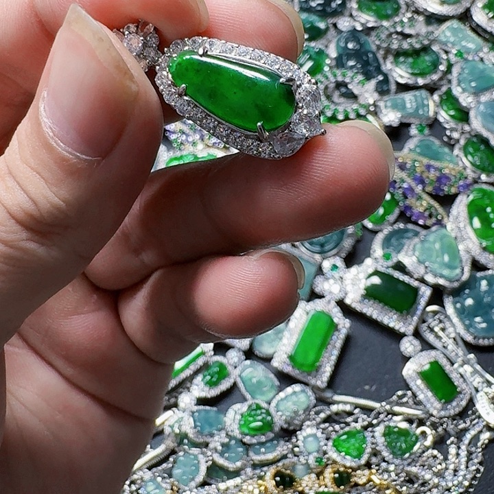 翡翠颈饰未镶嵌天然A货翡翠放漏