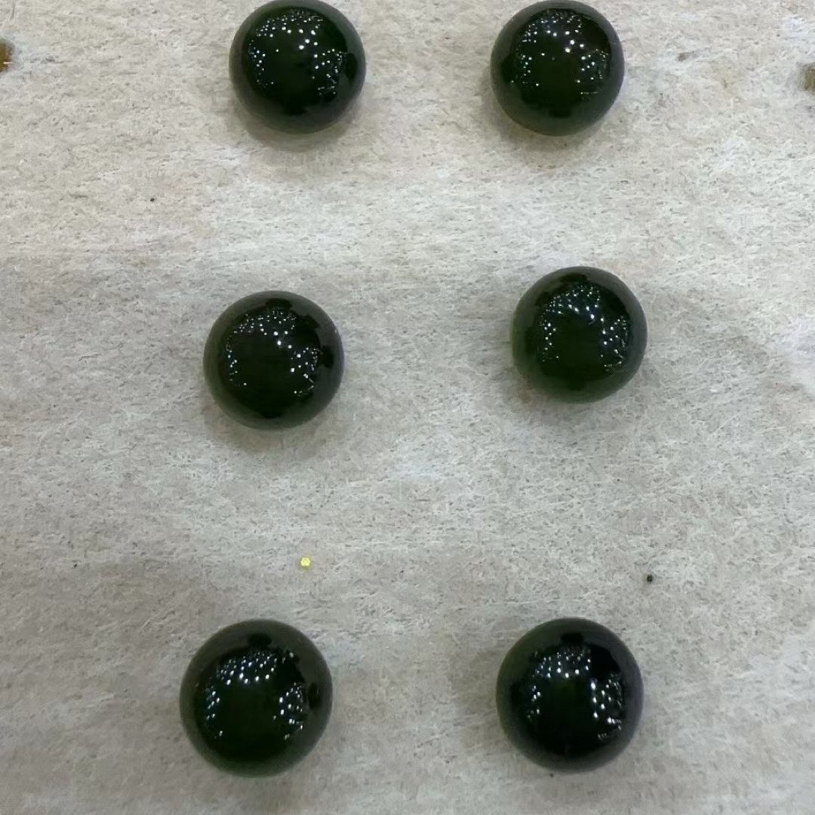 岫玉深绿色耳钉，珠子直径卡8左右，银针
