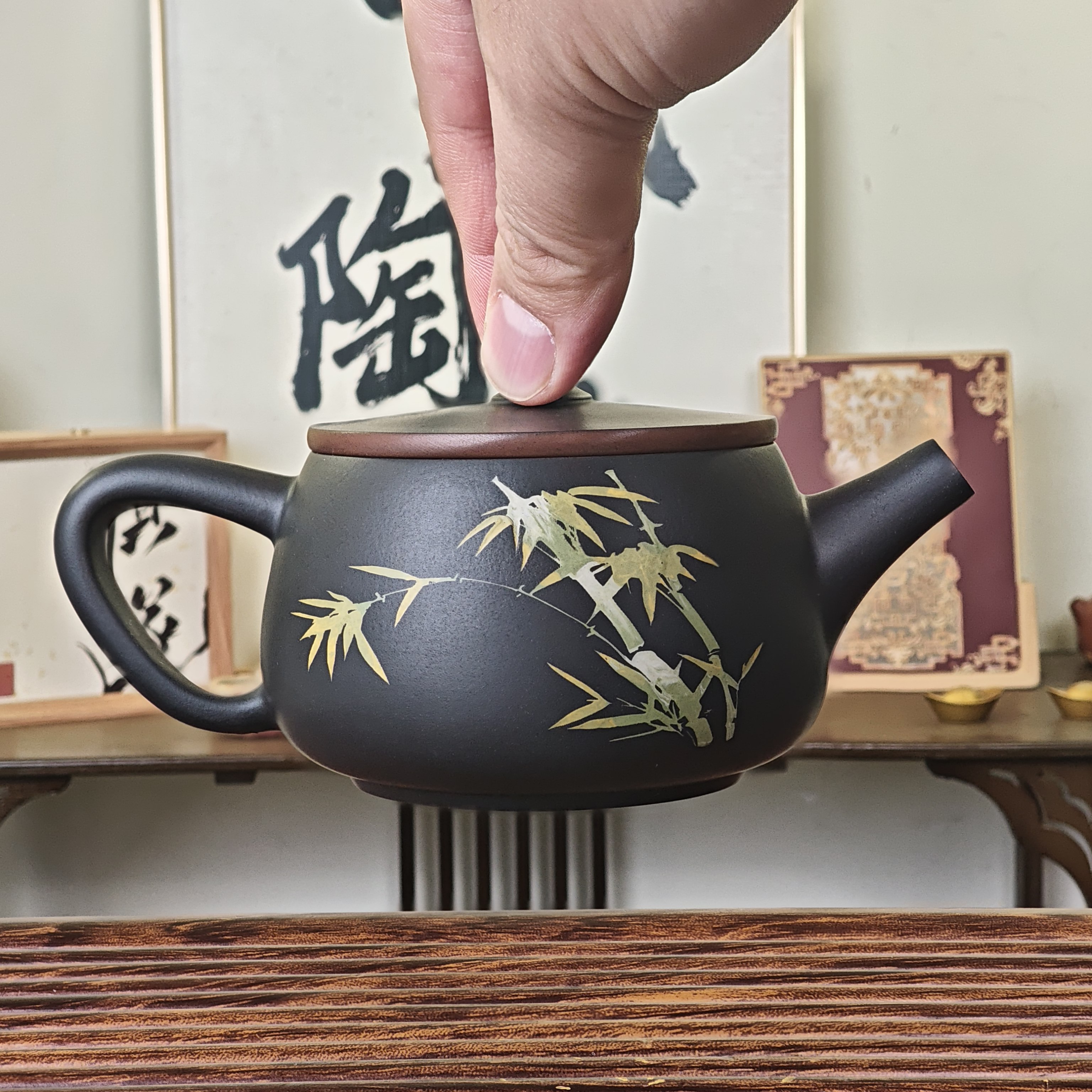 彩填竹子-阴刻阳填-赠2杯-容量约200毫升-云南建水紫陶-纯手工壶