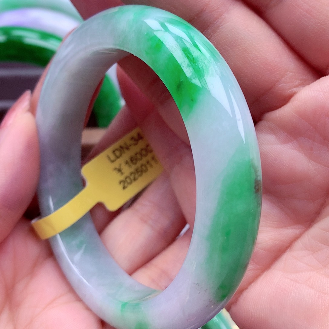 翡翠手镯未镶嵌翡翠