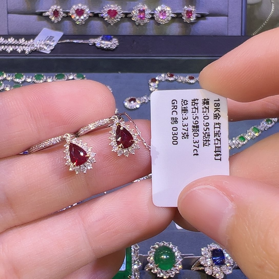 耳钉18K金镶嵌红宝石