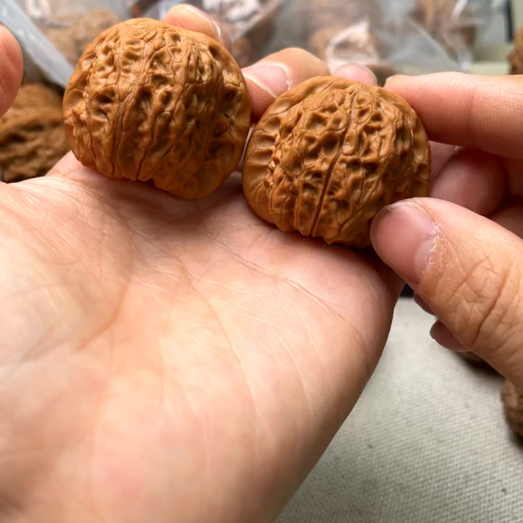 文玩核桃吊坠血麒麟