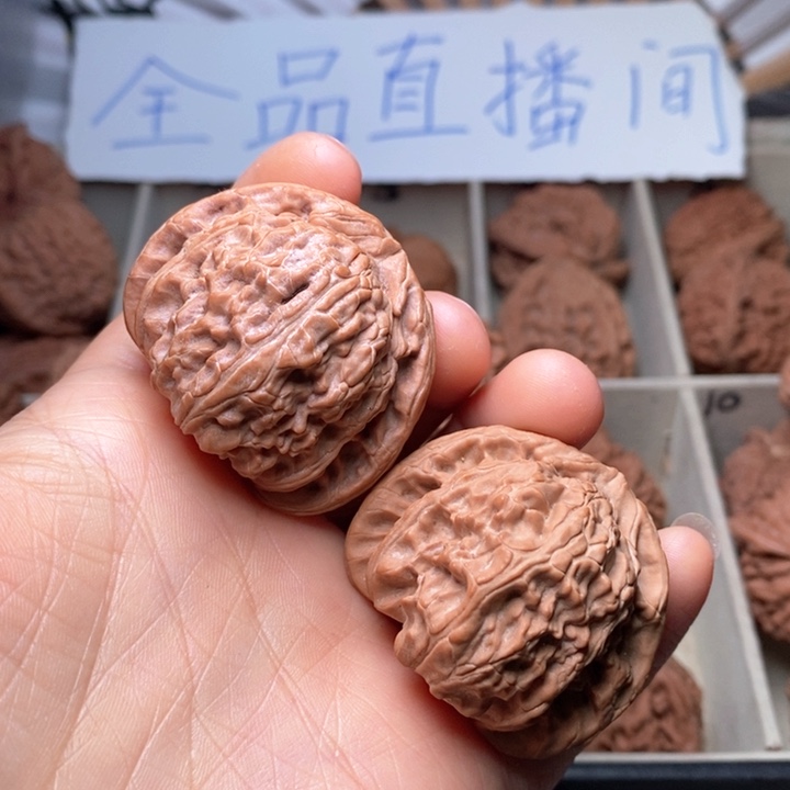 文玩核桃吊坠白狮子