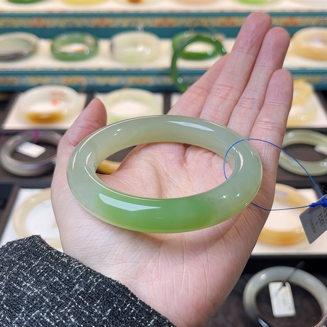 和田玉手镯未镶嵌艳翠