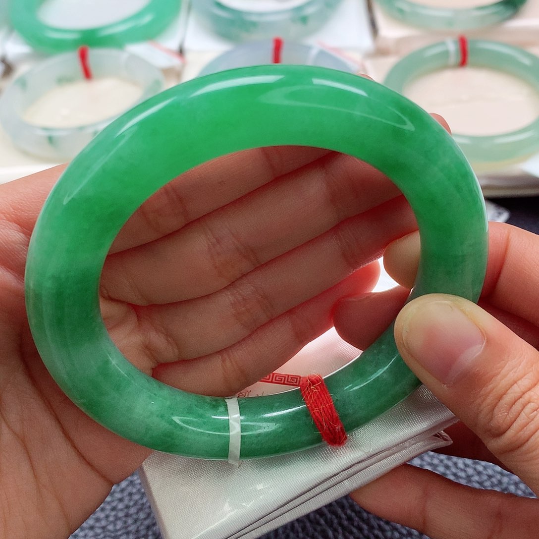 翡翠手镯未镶嵌有****鹊天然翡翠