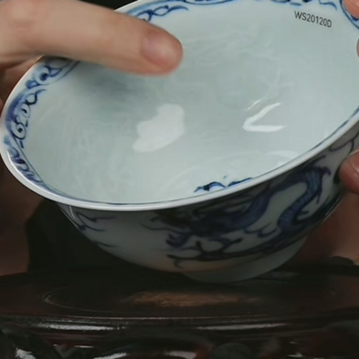 M青花内模印双龙戏珠纹杯