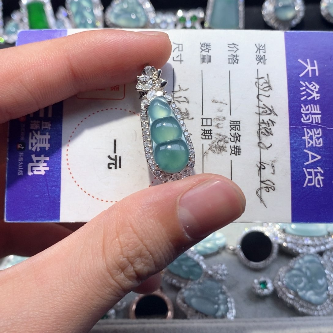 翡翠颈饰未镶嵌日*翡翠