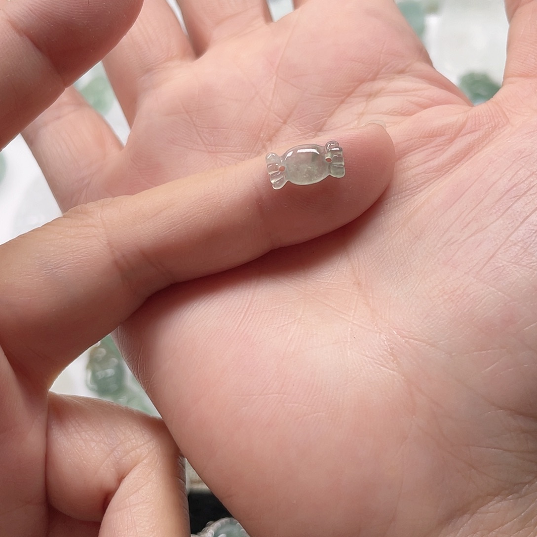 嘤***g翡翠未镶嵌颈饰小糖果