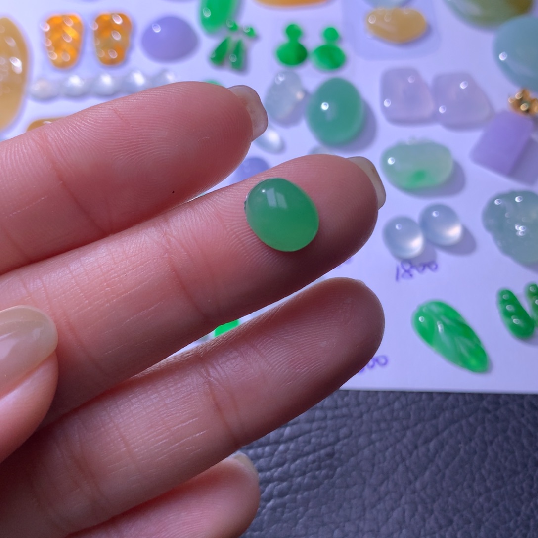 翡翠颈饰未镶嵌甜绿蛋面