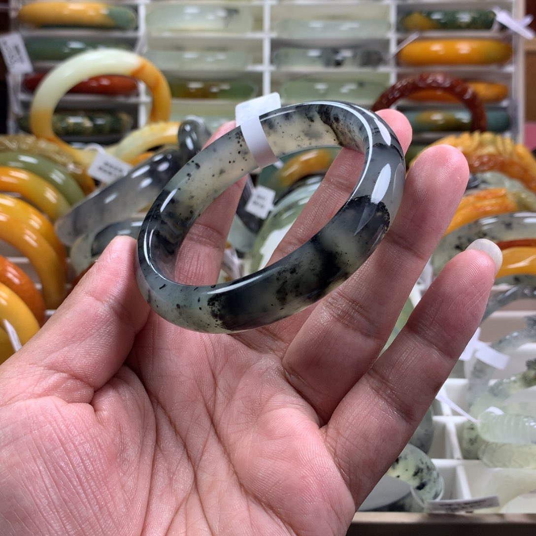 蛇纹石玉手镯未镶嵌