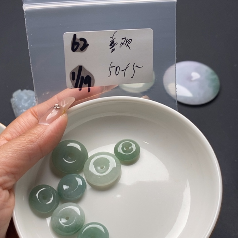 【闪购商品】翡翠颈饰未镶嵌喜****人