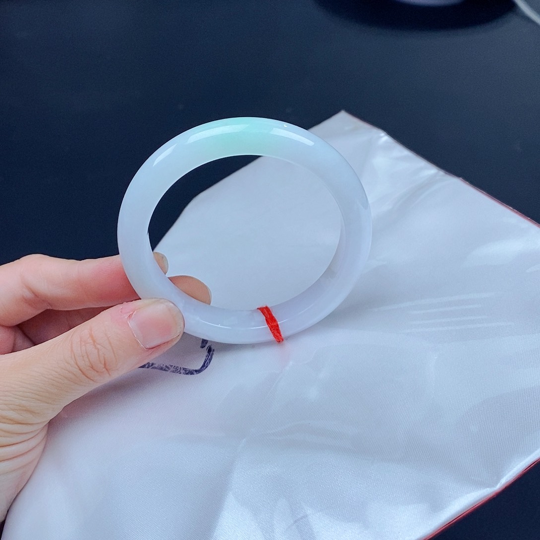 翡翠手镯未镶嵌翡翠