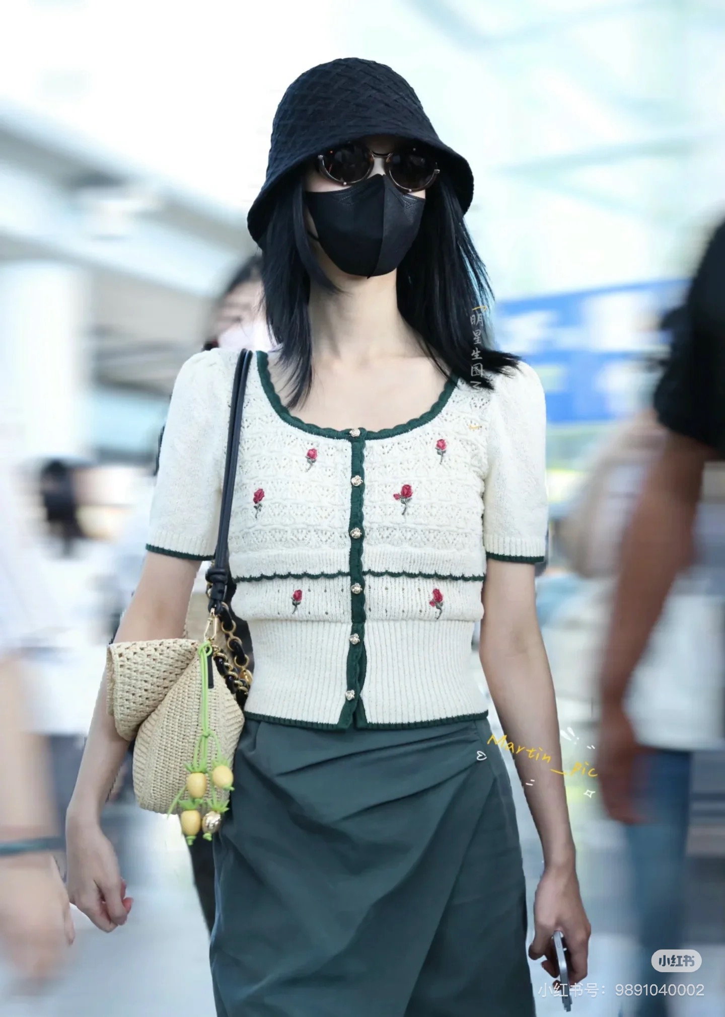 兮兮定制【陈都灵同款】白色花朵刺绣针织衫加墨绿色半裙