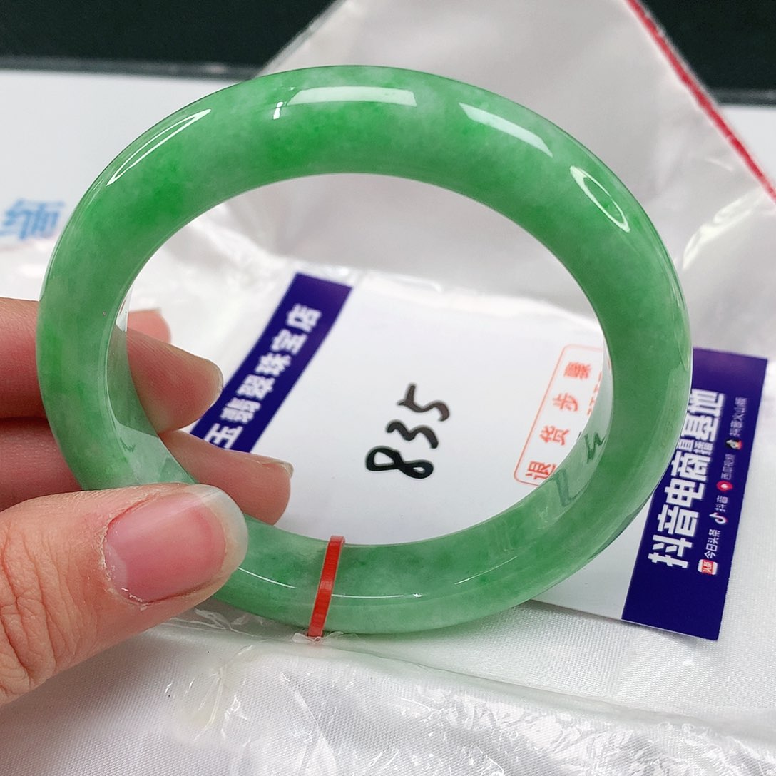 翡翠手镯未镶嵌翡翠