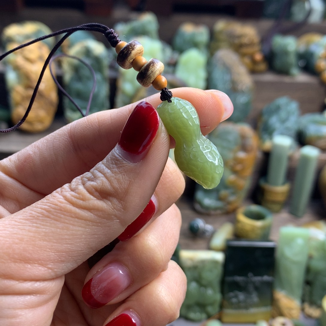 岫岩老玉（透闪石质玉）挂件未镶嵌胡***?