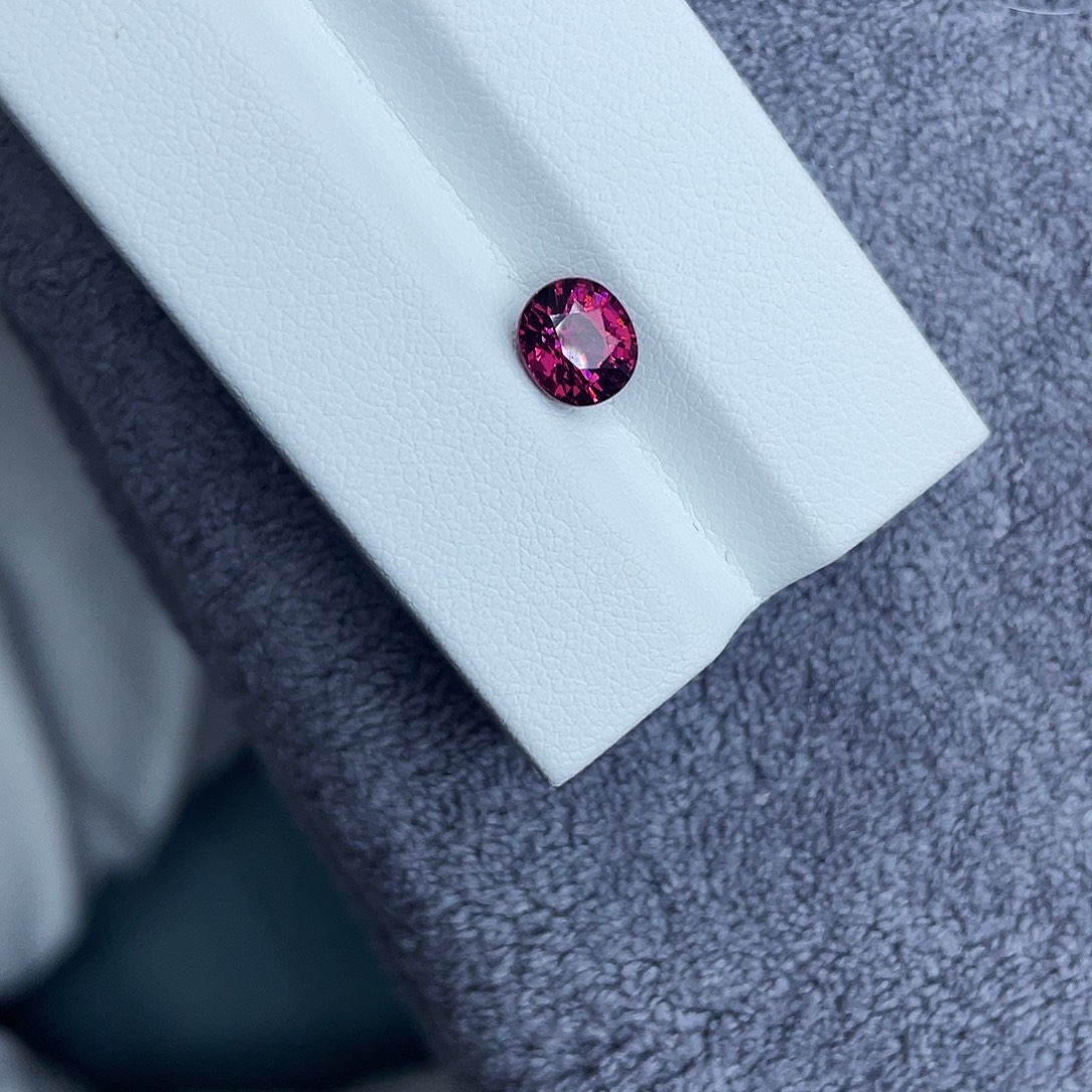 未镶嵌裸石石榴石1.58Ct。  