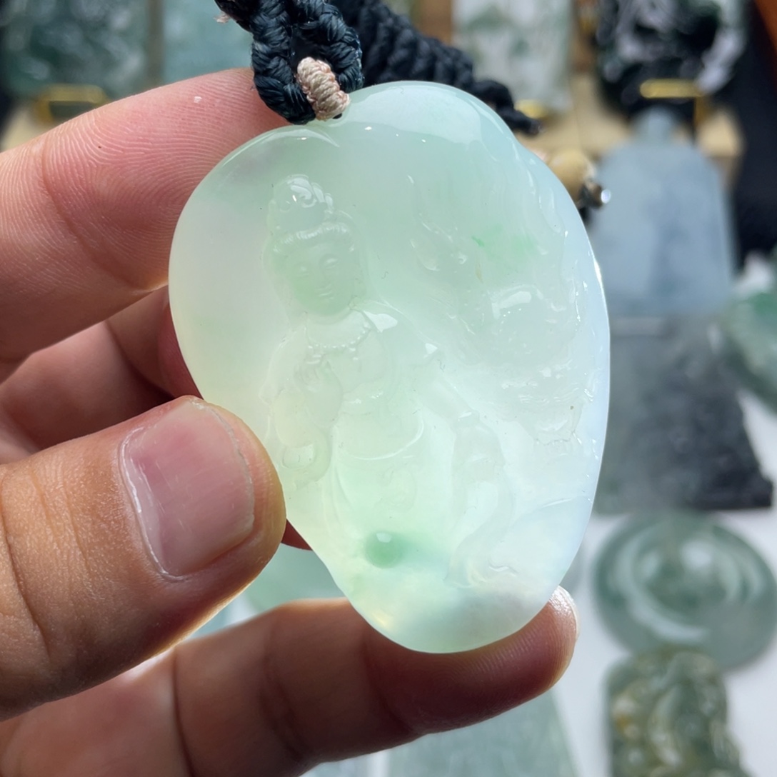 翡翠未镶嵌颈饰御龙观音