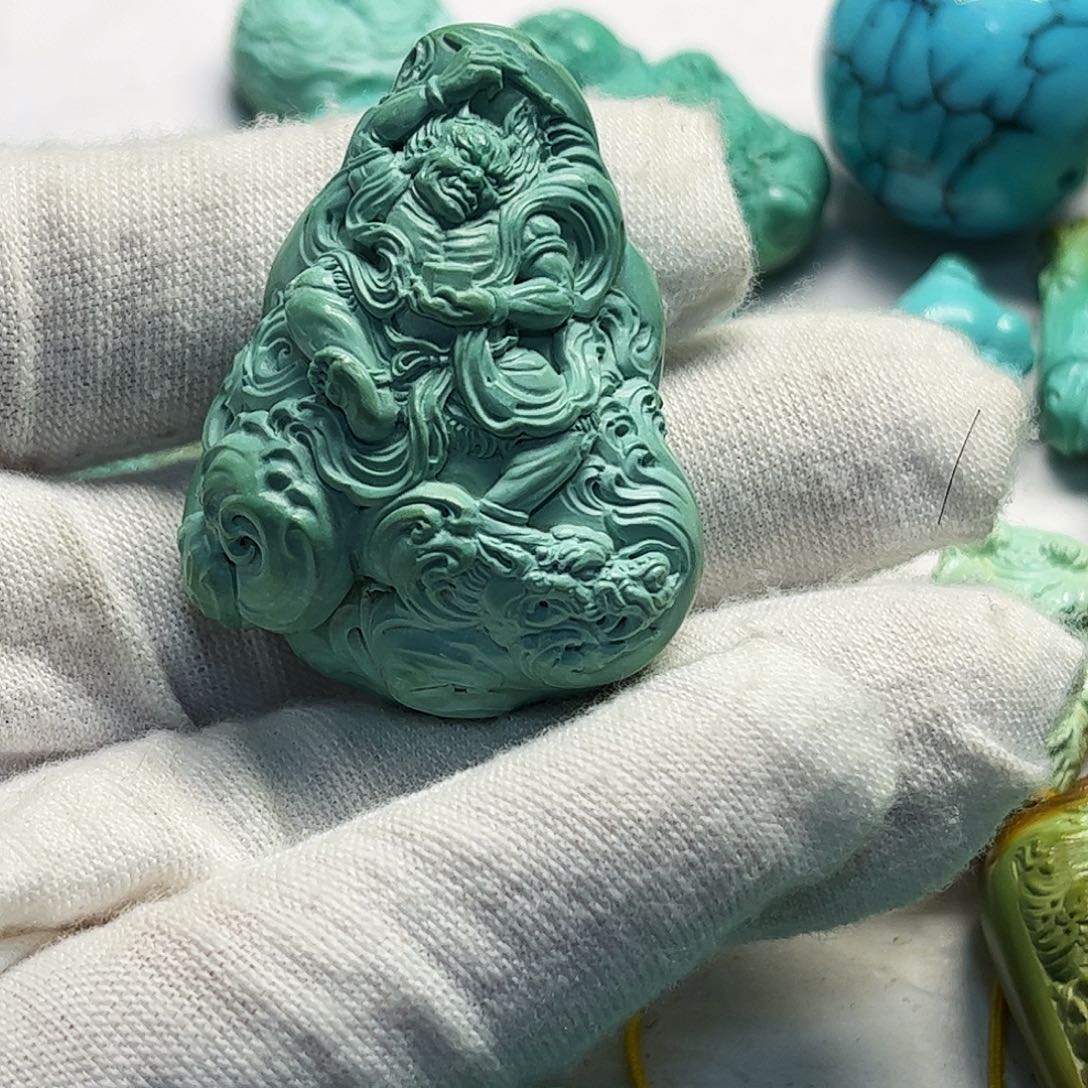 朱***祺绿松石未镶嵌珠宝奇石