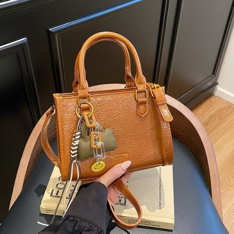 011时尚百搭潮流女包单肩斜挎包复古简约设计通勤手提小方包新款