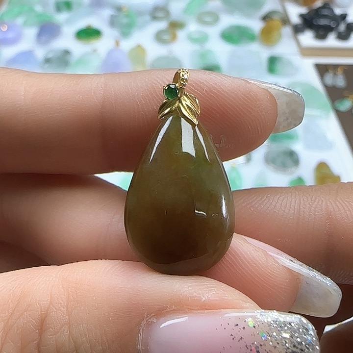 翡翠颈饰未镶嵌黄加绿水滴